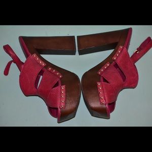 BCBG GENERATION FUSHIA WOODEN PLATFORM SANDAL
